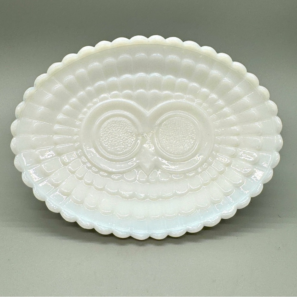 EUC Vintage Avon Owl Face Milk Glass Soap Dish, 3 x 5.5 inches